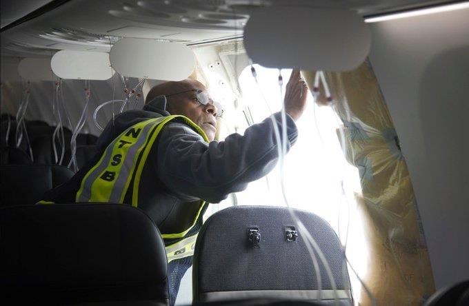Hallan más piezas del avión Boeing de vuelo en Oregón