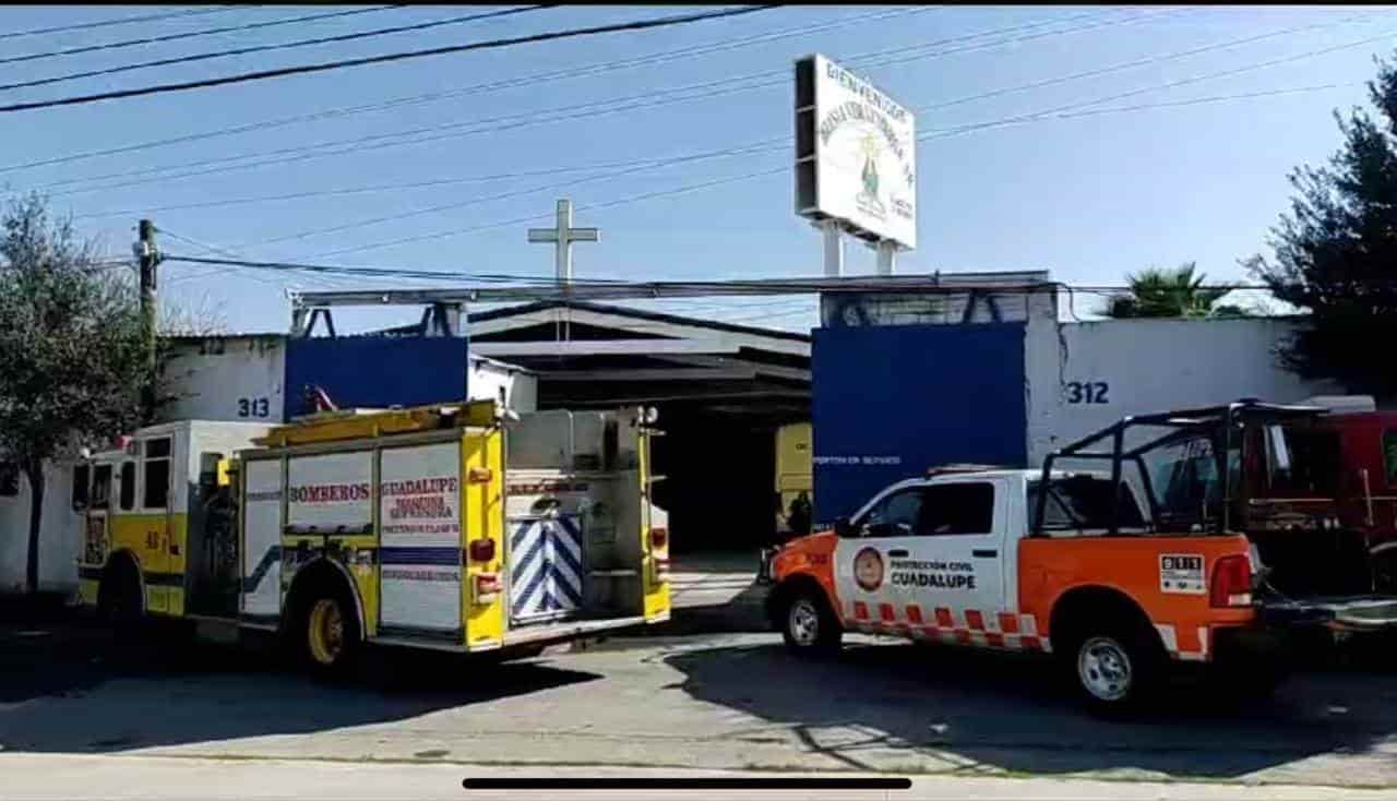 Con quemaduras en un 60 por ciento de su cuerpo, resultó el trabajador de una imprenta ubicada al interior de una iglesia, luego de registrarse un incendio, ayer en el municipio de Guadalupe.