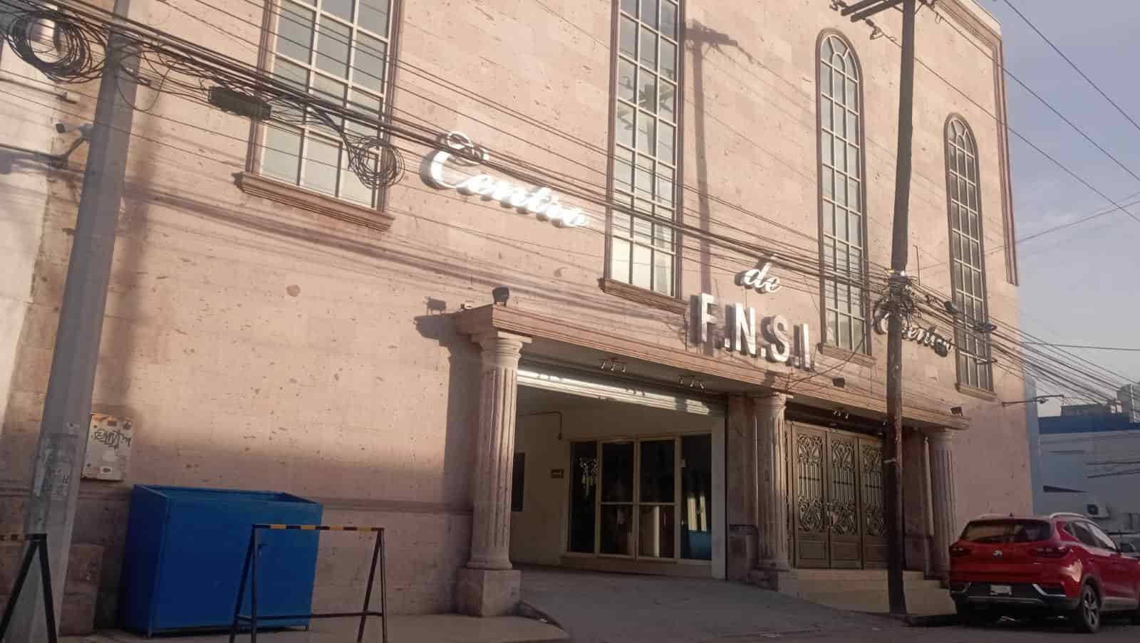 Tras forzar la puerta principal de un salón de eventos, delincuentes se apoderaron de 62 mil pesos en efectivo y equipo de iluminación,  en el centro de Monterrey.