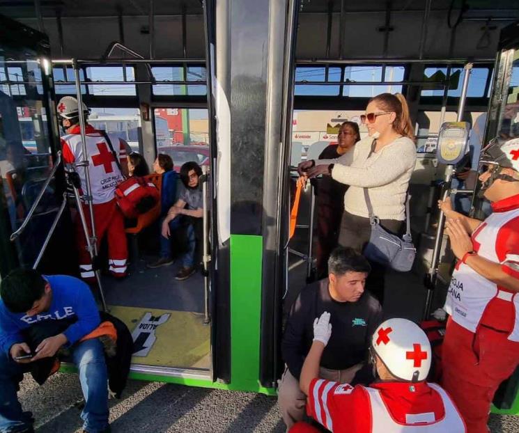 Choque entre dos unidades de Ecovía deja 37 lesionados en Monterrey