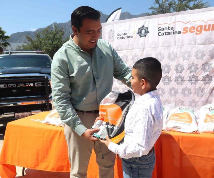 Inicia Nava entrega de paquetes de útiles escolares a estudiantes