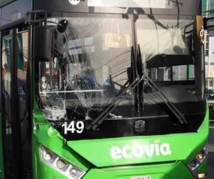Vuelve a chocar camión de la Ecovía, ahora en Guadalupe