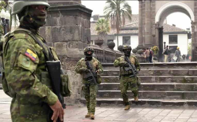 ¡Que se vaya la policía, por favor!: empleados de televisora