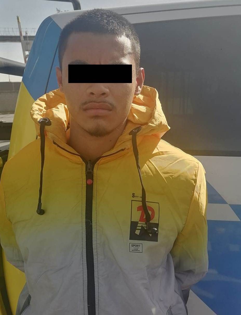 Luego de ser reportados a las autoridades, dos hombres y una mujer fueron detenidos por oficiales de la Policía de Monterrey, por la presunta posesión de hierba verde con las características de la mariguana, y encontrarles además un arma corta de fuego, ayer en el interior de un hotel en el centro de la ciudad.
