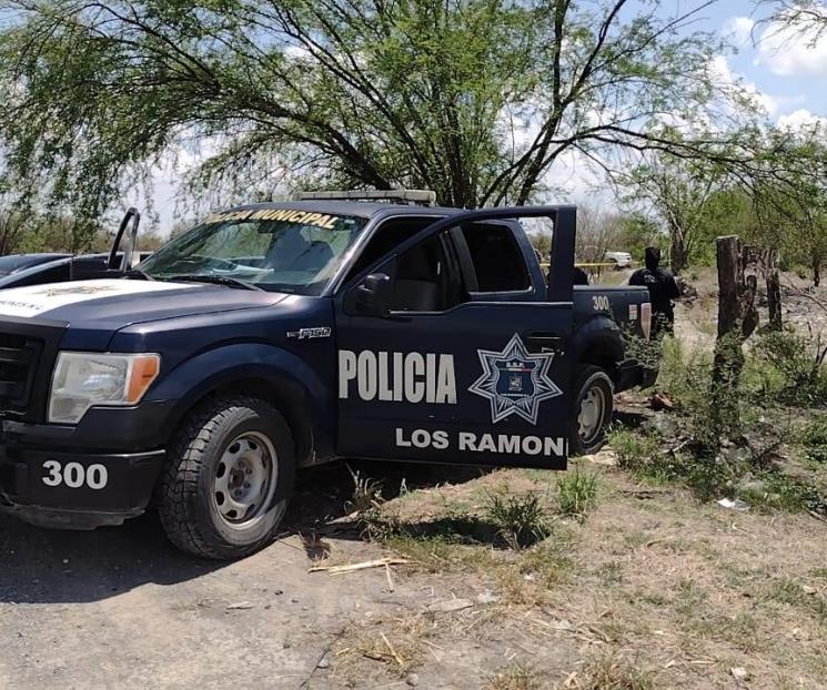 Hallan armas y droga en auto incendiado