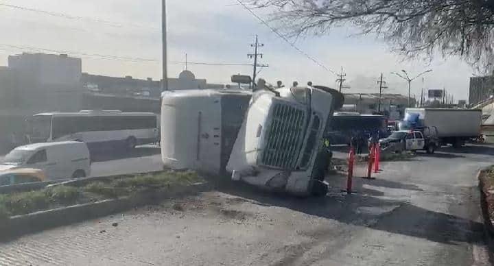 Vuelca tráiler con rollos de acero Vuelca tráiler con rollos de acero