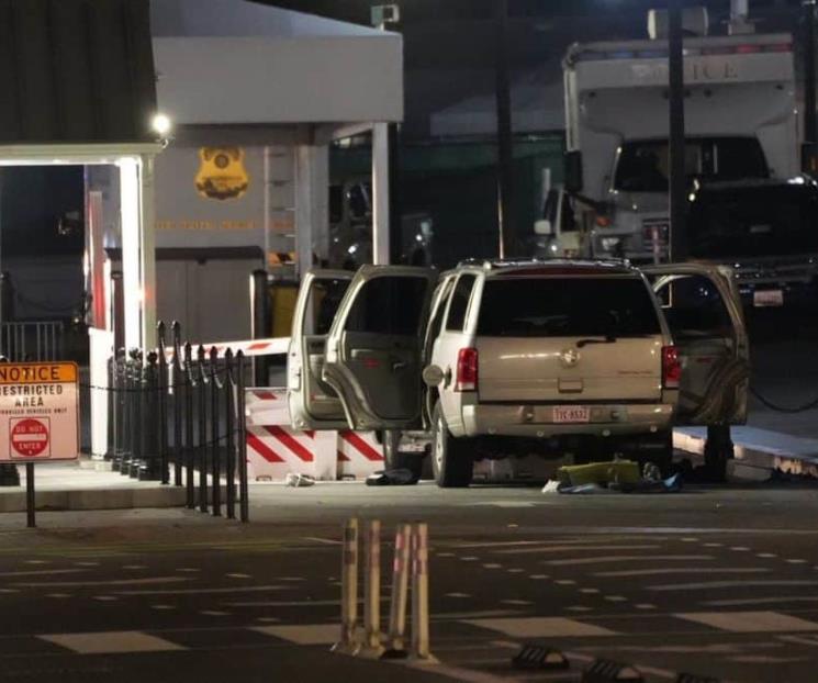 Vehículo se impacta en la reja de la Casa Blanca
