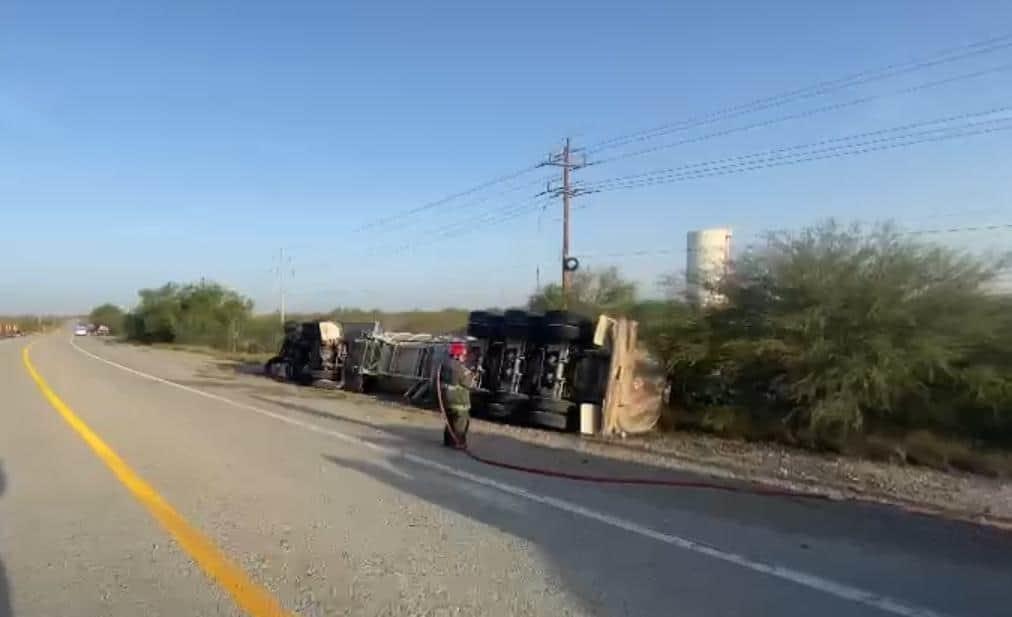 Vuelca pipa sobre la Carretera a Reynosa