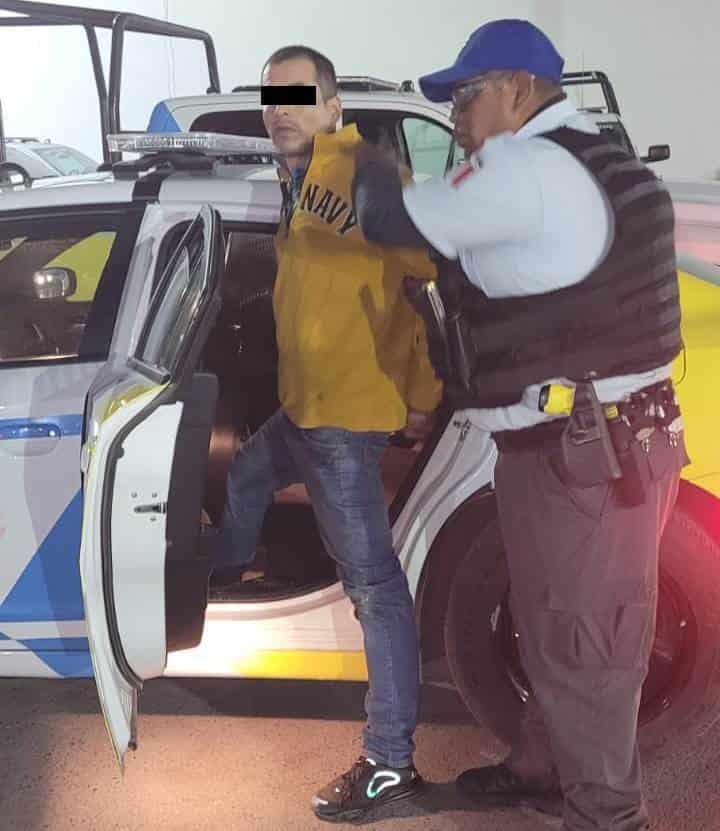 El presunto responsable de un asaltó a una tienda de conveniencia, de donde se apoderó de cigarros y dinero en efectivo, fue detenido por oficiales de la
