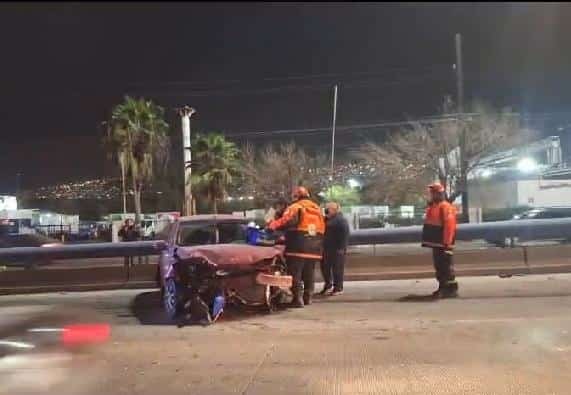 Al menos dos lesionados dejó un choque múltiple entre tres vehículos, ayer en el Bulevar Díaz Ordaz y 20 de Noviembre, Colonia La Fama, municipio de Santa Catarina, luego de que uno de ellos derrapó por aceite en el pavimento.