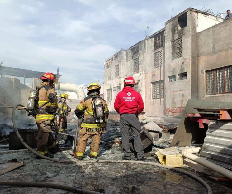 Arde negocio en el Centro de Monterrey
