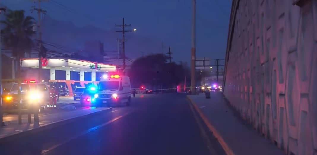 Un hombre que intentaba cruzar los carriles laterales del Bulevar Díaz Ordaz a la altura de Corregidora, falleció al ser atropellado, ayer en el municipio de San Pedro.