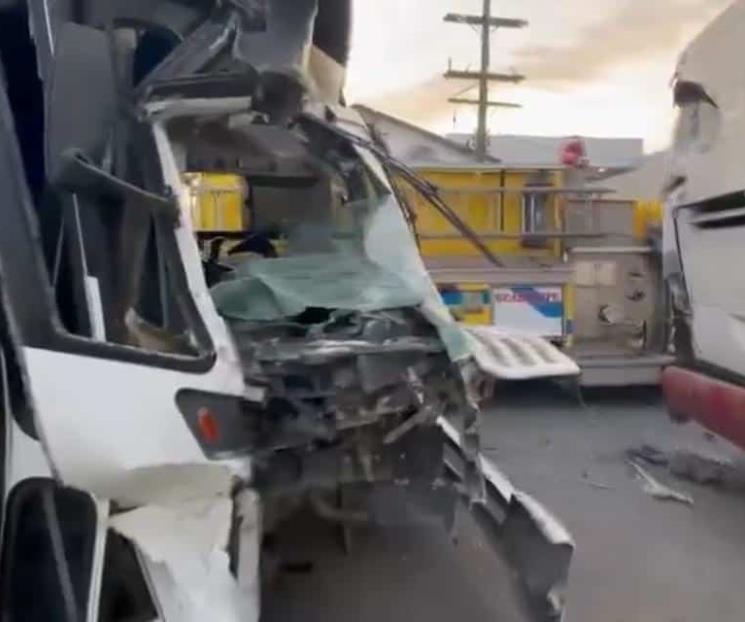 Deja choque entre Ruta 411 y transporte de personal 15 heridos