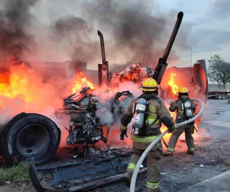 Acaba incendio con tráiler