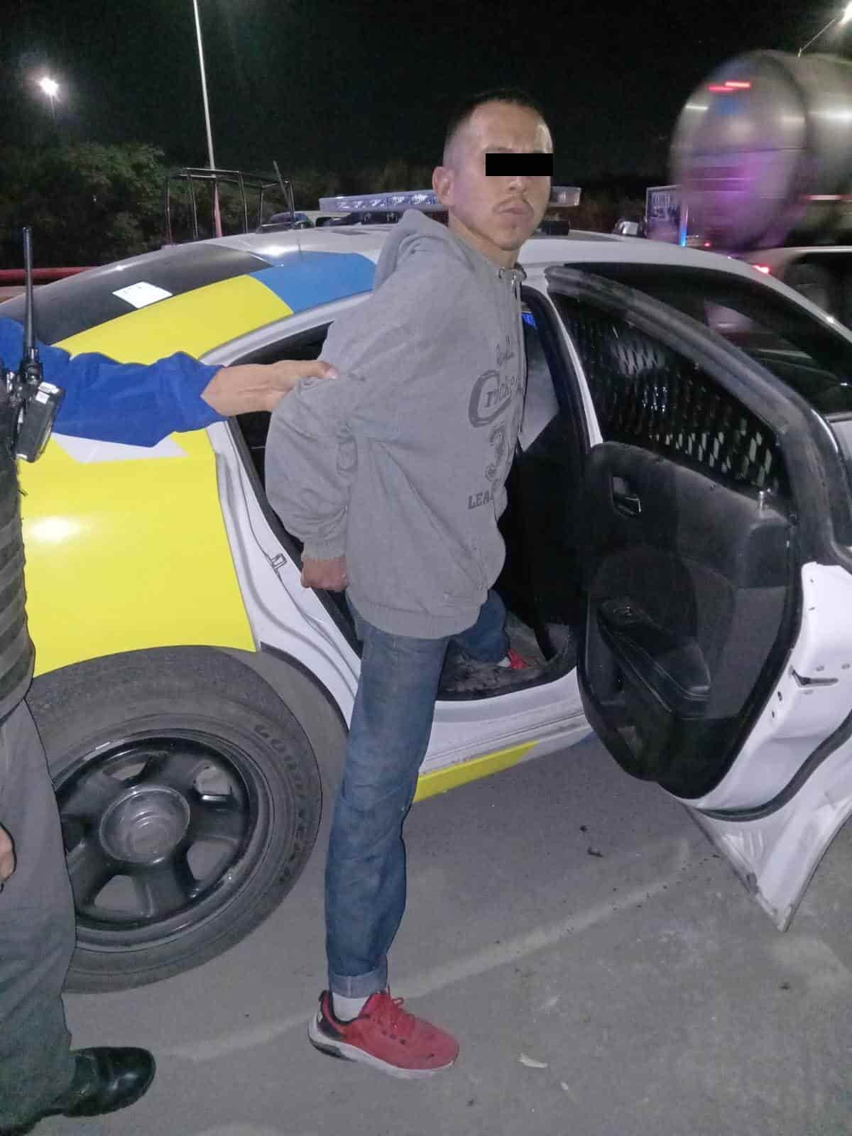 Tras apoderarse de 34 cajetillas de cigarros y 32 chocolates, un hombre fue detenido por oficiales de la Policía de Monterrey en el momento que salía de una tienda de conveniencia, en la Colonia Obispado.