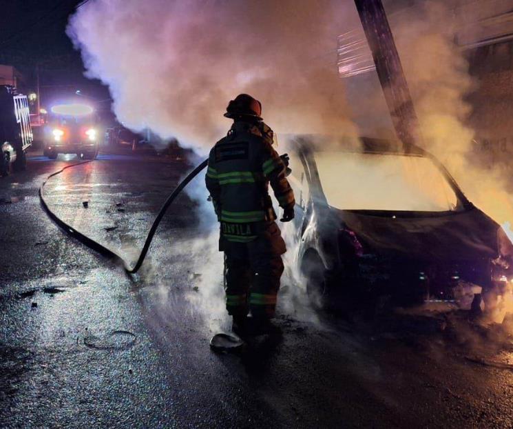 Acaba fuego con camioneta