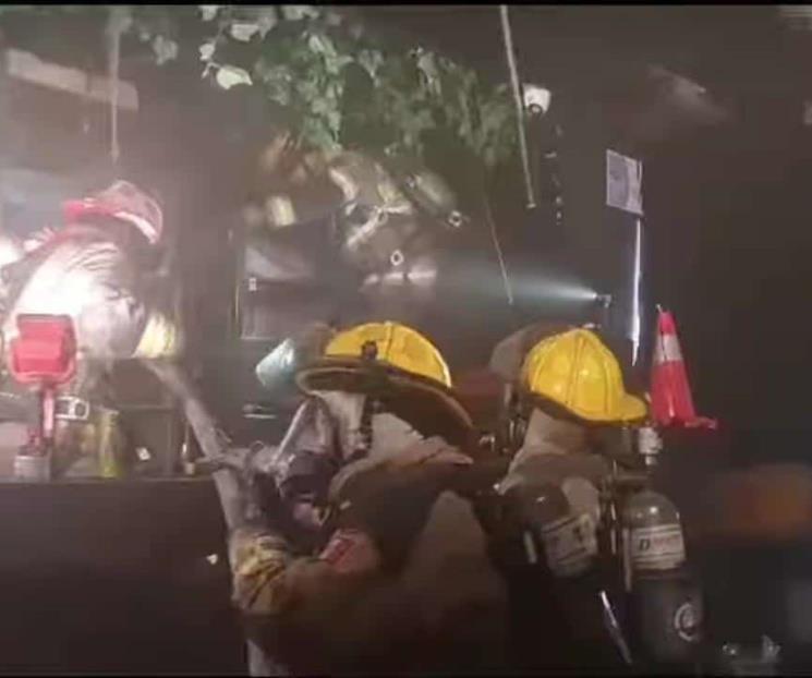 Arde barra de bar clausurado en San Pedro