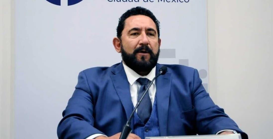 Se titula en fast-track