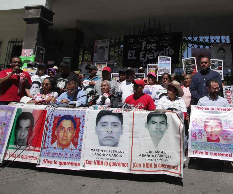 Abandonan padres de los 43 mesa con Segob