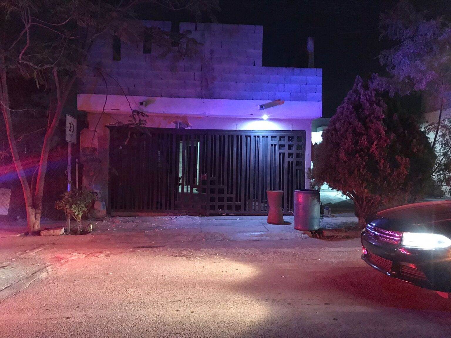 Un posible “Pitazo” provocó que dos hombres que presuntamente están relacionados con actividades ilícitas, escaparan de las autoridades, cuando estos procedieron a catear su vivienda en el municipio de Juárez.