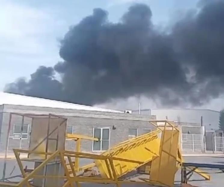 Se registra incendio en fábrica de colchones