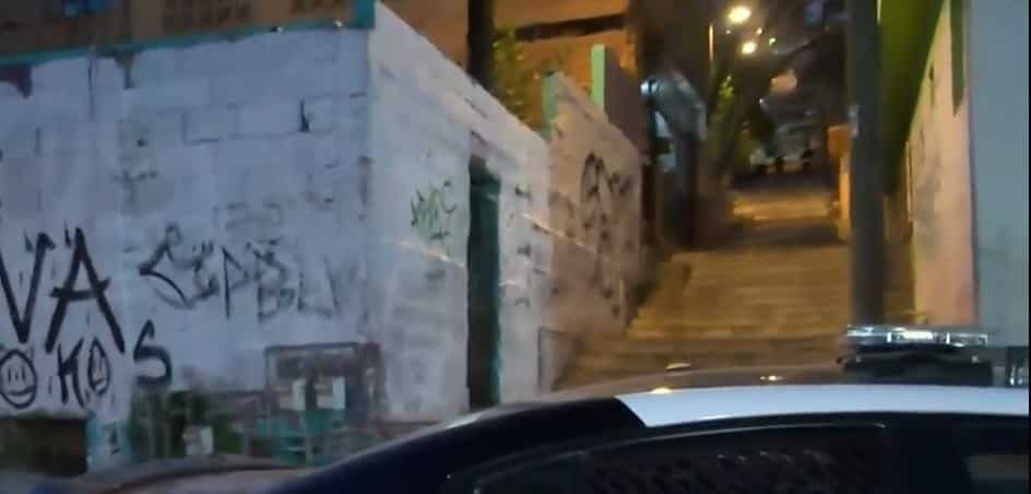 En lo que en un principio se había reportado como un atropello, resultó ser la ejecución de un hombre, ayer en unas escalinatas de la Colonia Independencia, al sur de Monterrey.