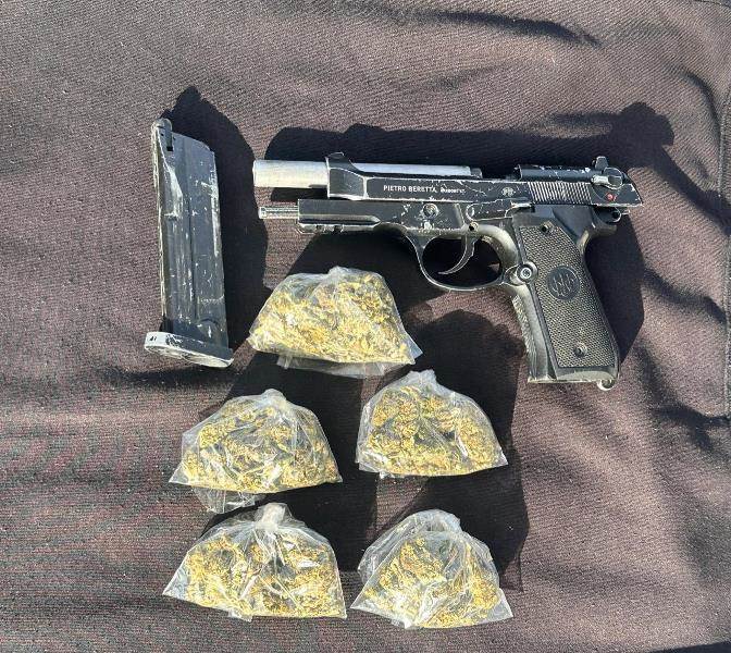 Un menor de edad fue detenido por oficiales de la Policía de Investigación de Monterrey, al presuntamente encontrarle en su poder un arma de fuego y cinco envoltorios de plástico con hierba verde similar a la mariguana, en la colonia Hidalgo, donde se presume que ha cometido diversos asaltos, uno de ellos captados por testigos.