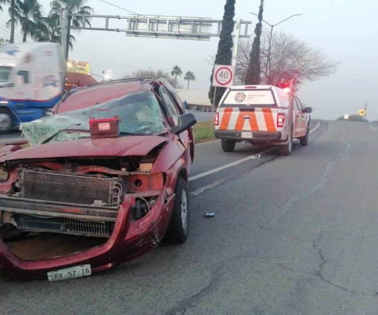 Chocan tráiler y camioneta; hay dos heridos