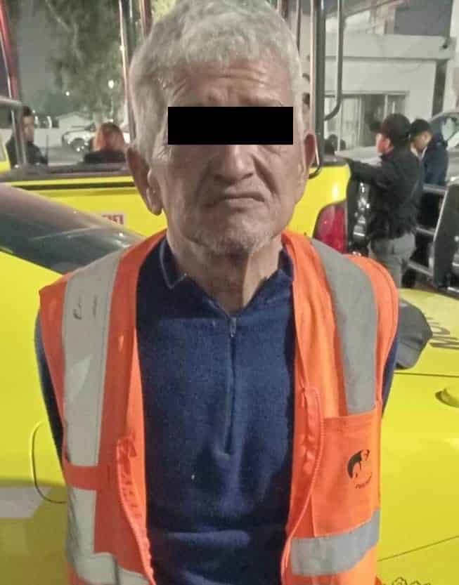 Dos hombres y un par de mujeres, originarias de Honduras, fueron detenidos por oficiales de la Policía de Monterrey, luego de que presuntamente quebrantaron los sellos de una construcción asegurada por la Fiscalía de Justicia del Estado, e ingresaron para robar lámparas de luz de ese lugar, ayer en la Colonia Obispado.