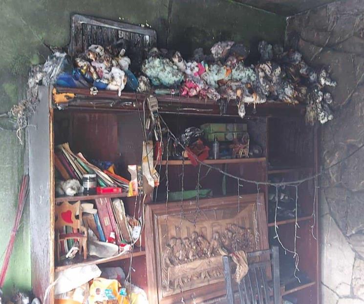 Rescata policía a dos mujeres de incendio