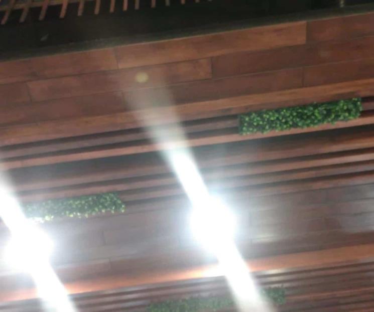 Se desprende pedazo de techo de restaurante y hiere a mujer