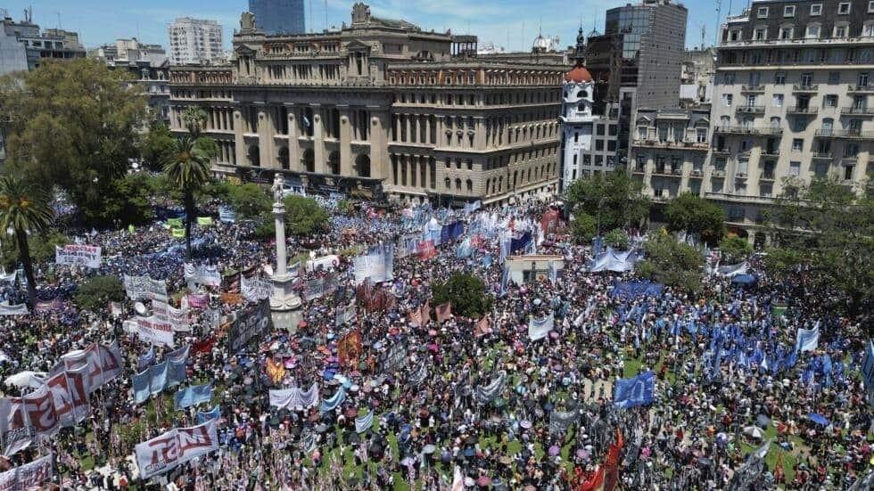 Multa Milei a ONGs que participaron el protestas