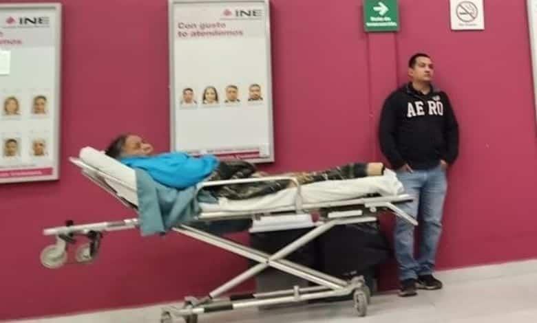 Acude a tramitar su INE... ¡En una camilla! 