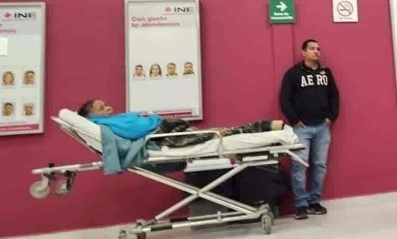 Acude a tramitar su INE... ¡En una camilla!