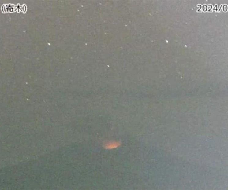 Hace erupción volcán en la isla de Suwanosejima, Japón