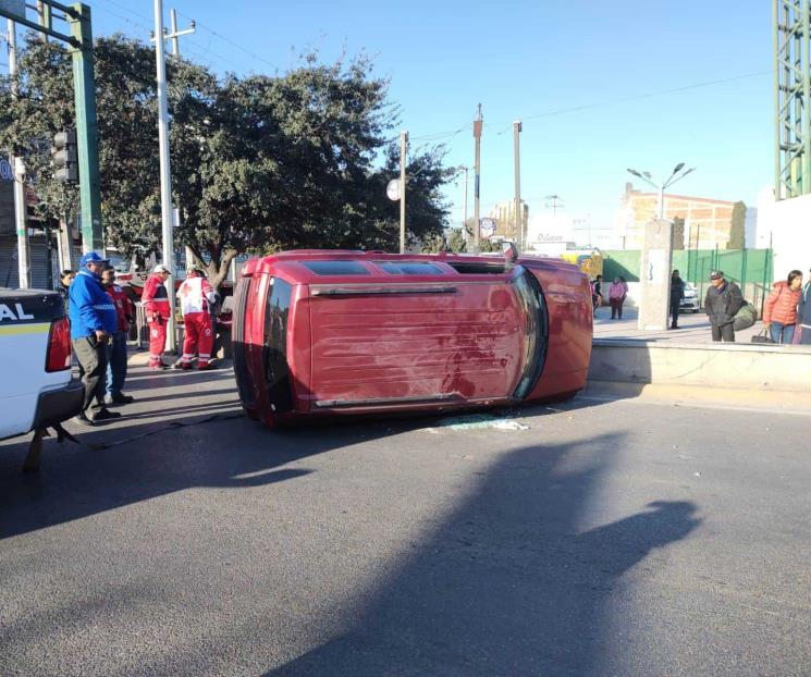 Resulta conductor herido en volcadura