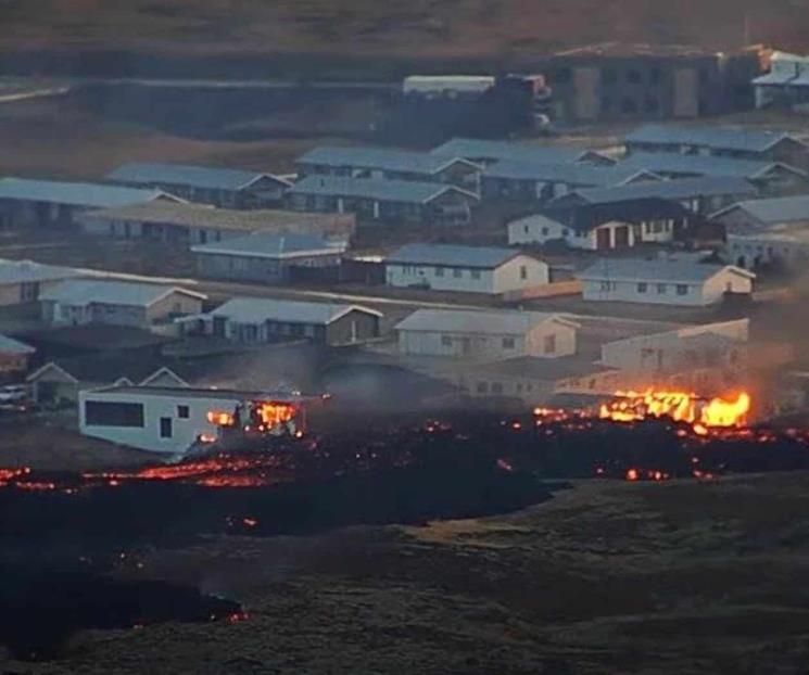 Volcán hace erupción y lava alcanza al pueblo de Grindavik, Islandia Volcán hace erupción y lava alcanza al pueblo de Grindavik, Islandia