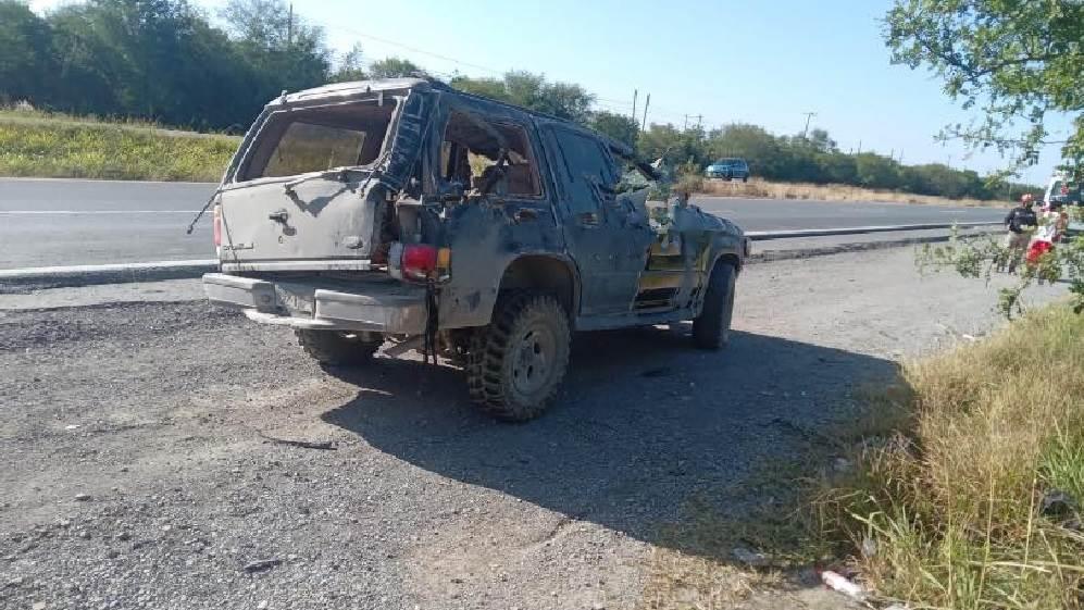 Sobrevive a volcadura en Linares