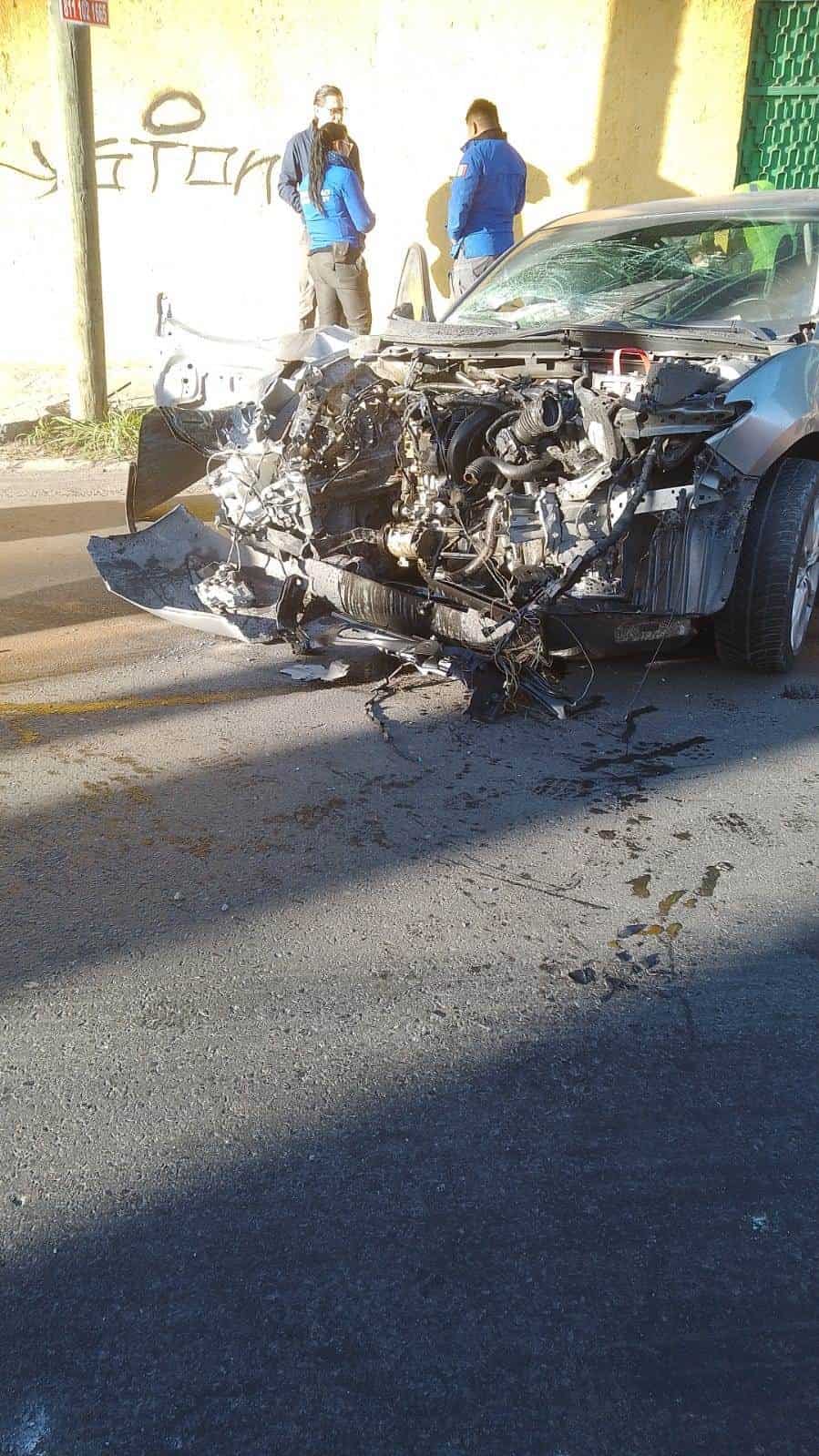 Luego de perder el control de su auto y estrellarse contra un poste, un barandal y un vehículo BMW, el conductor de un vehículo resultó únicamente con lesiones leves, ayer en la Avenida Garza Sada a la altura de la Colonia Condesa, al sur del municipio de Monterrey.