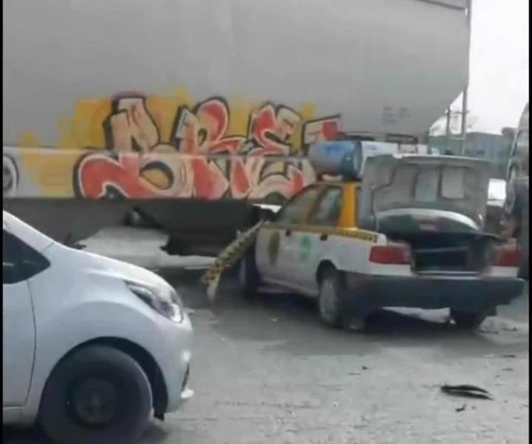 Intentan ganarle el paso al tren, los embiste