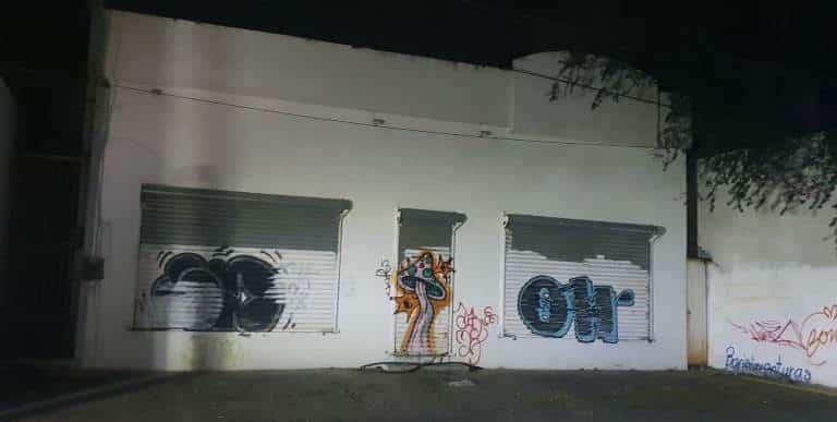 Detienen a pareja por realizar pintas Detienen a pareja por realizar pintas