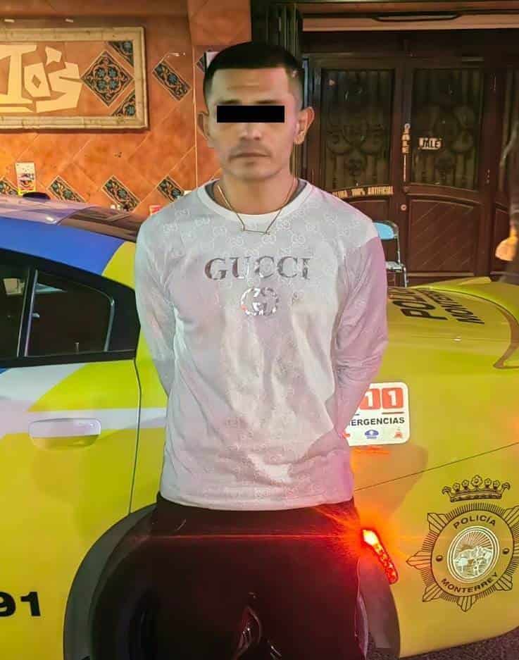 Un hombre que circulaba a bordo de una motocicleta fue detenido por segunda vez por oficiales de la Policía de Monterrey, al encontrarle en su poder un arma de fuego, cartuchos hábiles y tres envoltorios de plástico con hierba verde similar a la mariguana, en el centro de la ciudad.