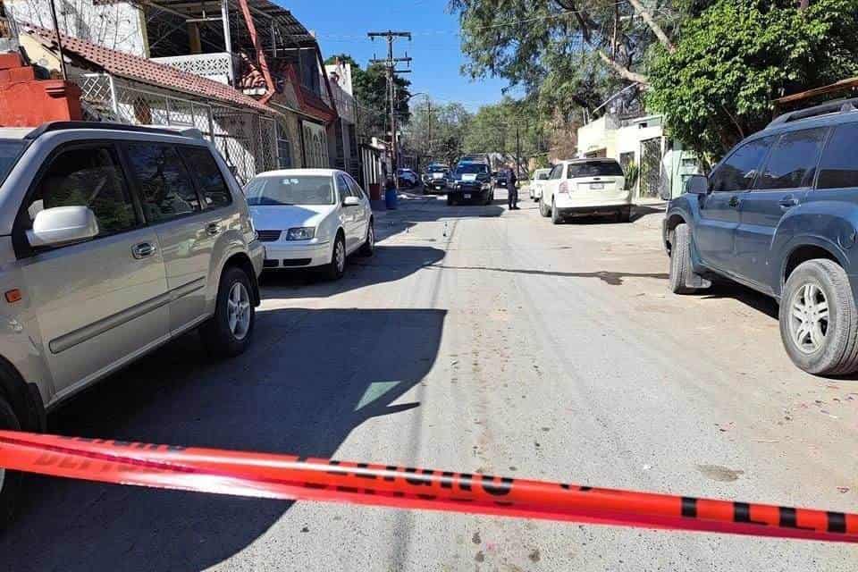 Con al menos un balazo resultó un hombre en el exterior de un domicilio, hasta donde lo fueron a buscar personas armadas, alcanzado a correr para protegerse, pero de igual manera lo lesionaron, ayer en la Colonia Melchor Ocampo, en Ciudad Guadalupe.
