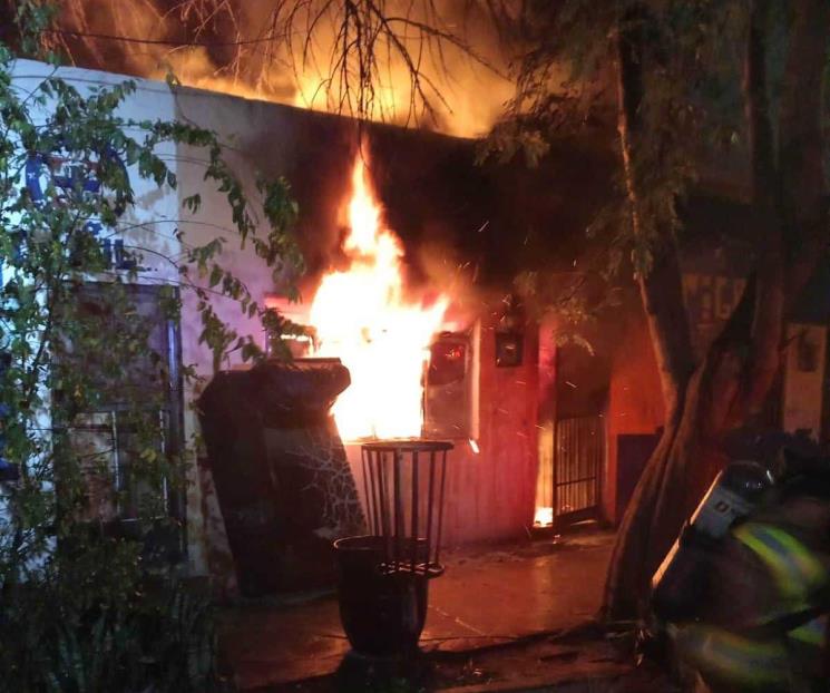 Acaba incendio con vivienda