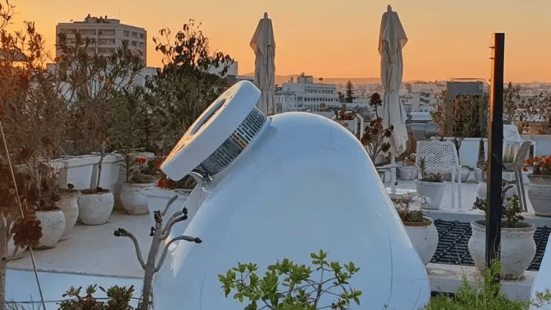 Crean máquina que aprovecha energía solar y aire para generar agua