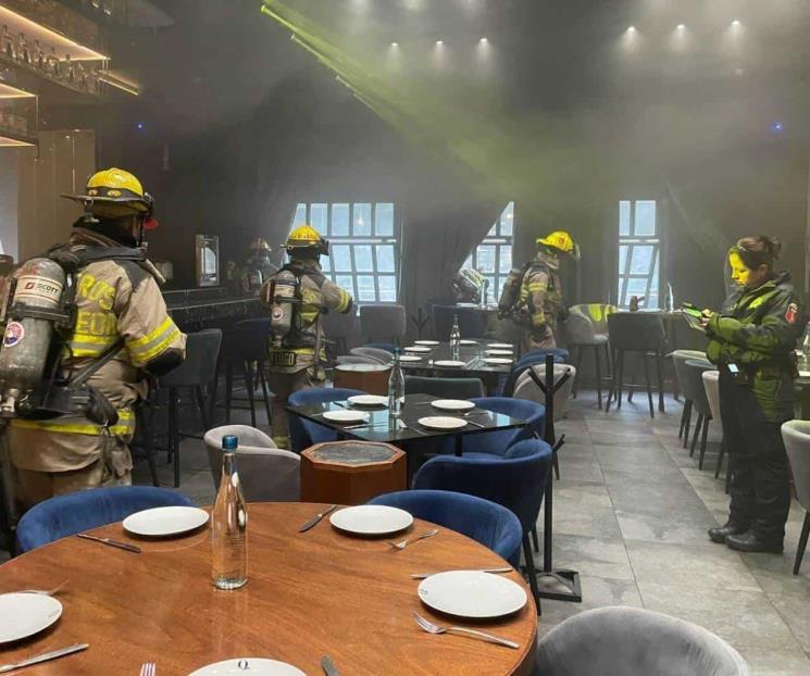 Se incendia restaurante en plaza comercial de San Pedro