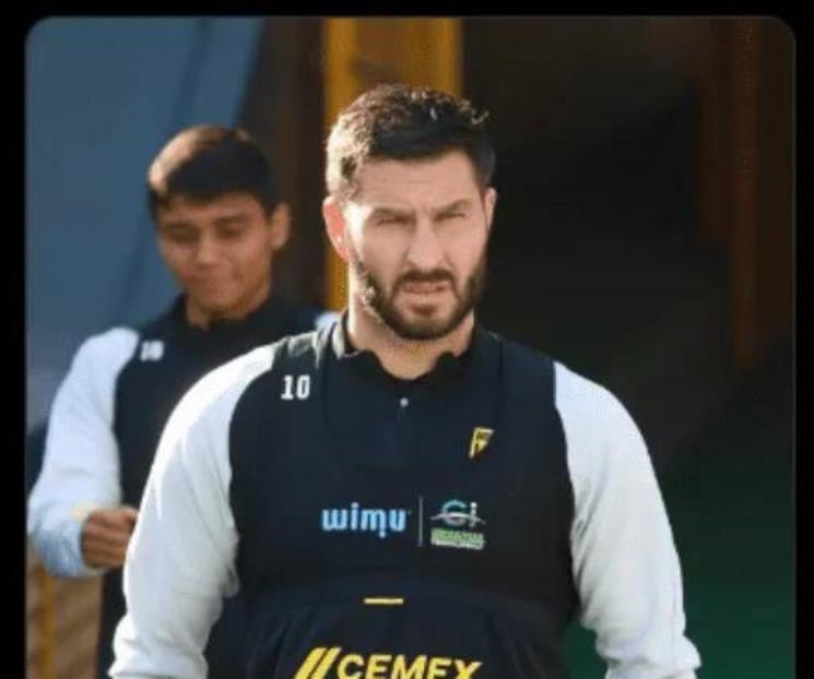 Gignac y Aquino viajan con el equipo