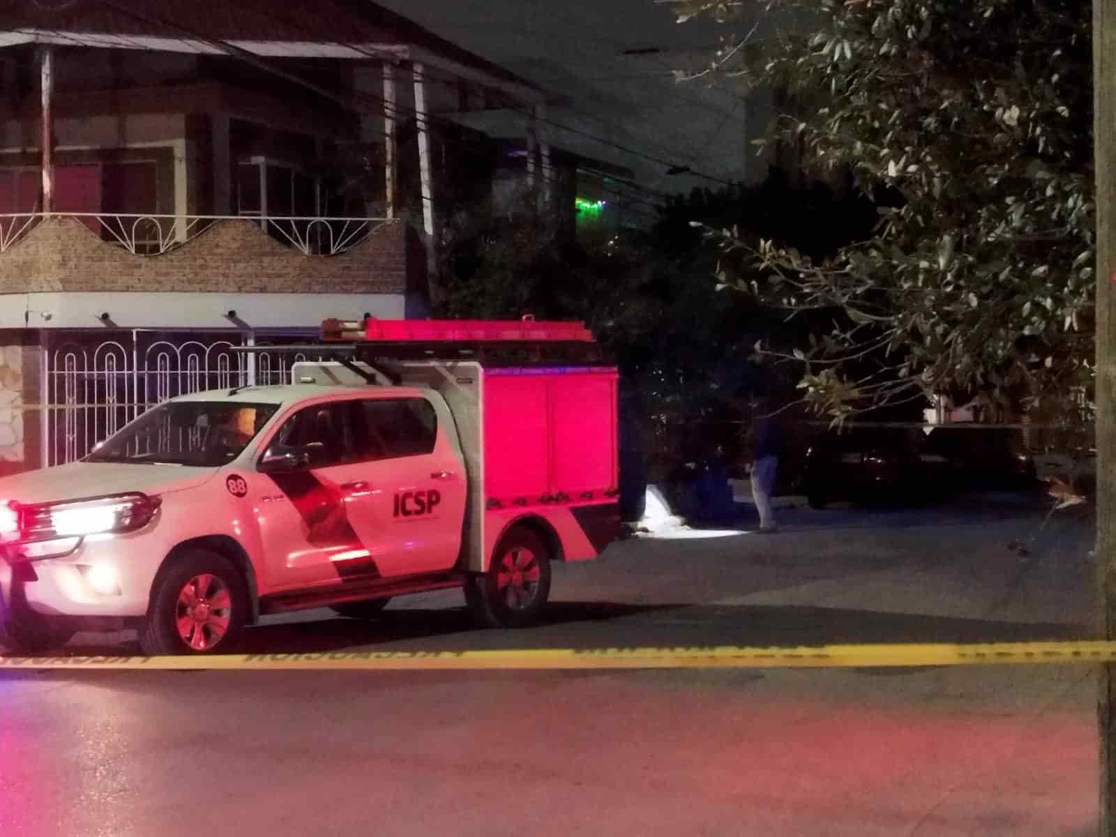 Luego de bajar de su vehículo un hombre fue ultimado a balazos por dos delincuentes quienes después de cometer la agresión, se dieron a la fuga, en Guadalupe.