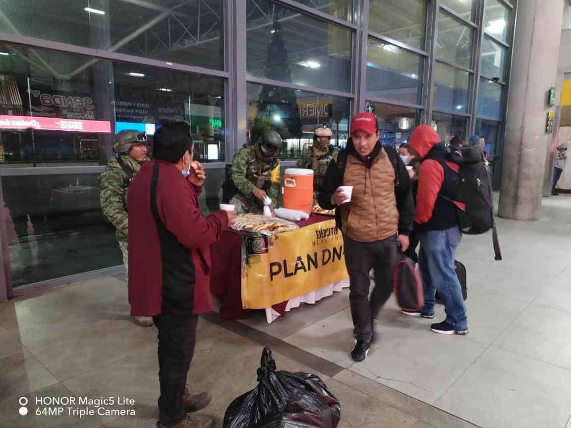 Elementos de la Secretaría de la Defensa Nacional, al igual que Protección Civil del Estado y Monterrey, realizaron recorridos por diversos sectores de la zona metropolitana de Monterrey con el fin de brindar bebidas calientes, pan y cobijas quienes así lo requieran ante las bajas temperaturas que se registran.