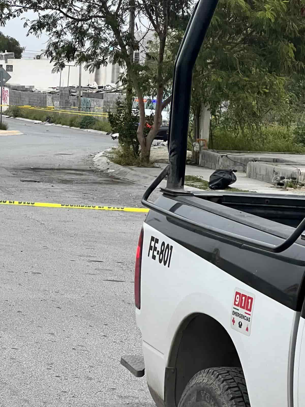 Un policía municipal falleció luego de un enfrentamiento con hombres armados, de los cuales uno de ellos fue arrestado tras una persecución por una brecha, ayer en el municipio de García.